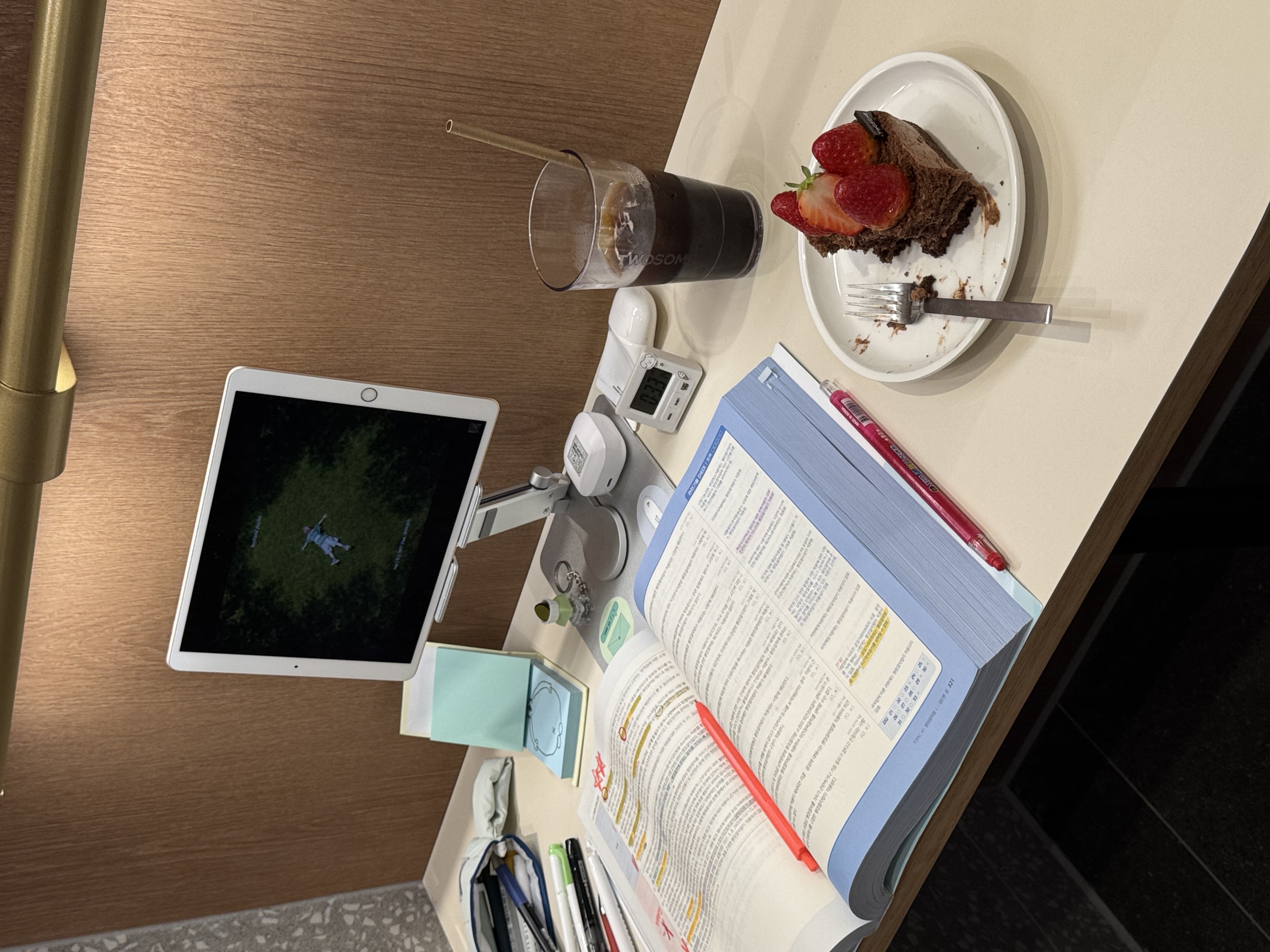 스초생 .. 먹어줘야 하거든용 .. 🍓✌️