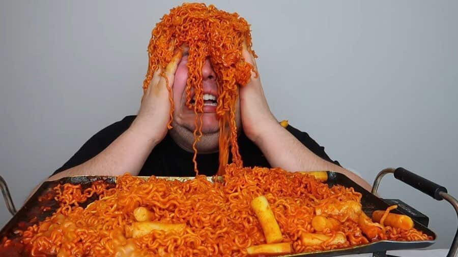 공부하려고 책상에 앉았지만,,